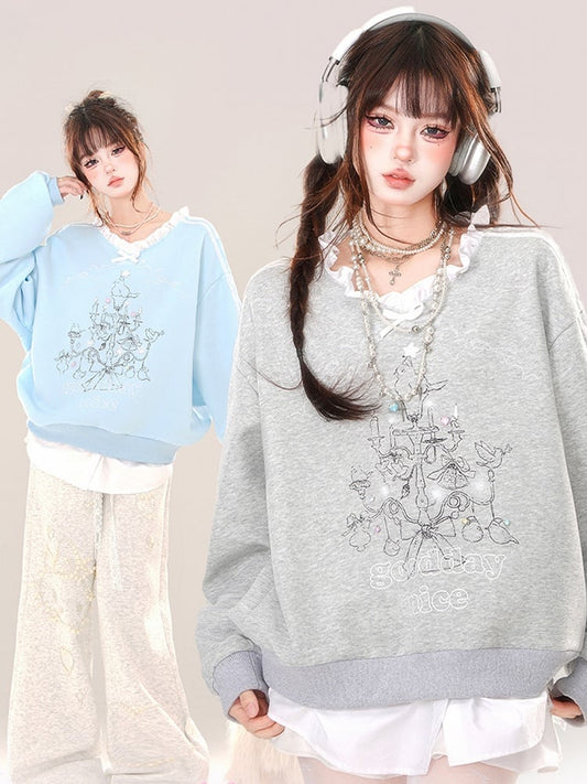 Grau/blaues Sweatshirt mit V-Ausschnitt und Rüschenbesatz im Lampstand-Print