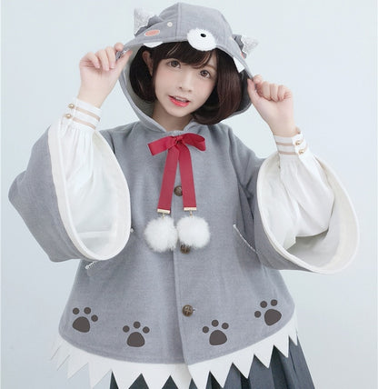 Grauer Wollumhang mit Wolfsohren und Pfotenmuster und zahnförmigem Saum