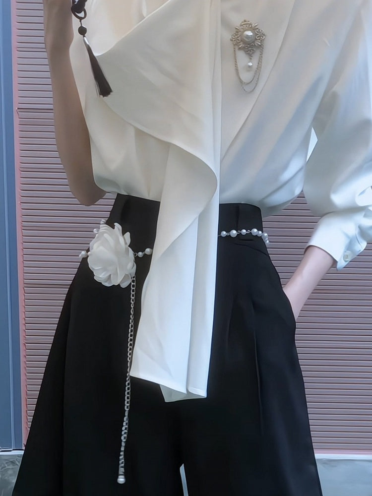 Broche perlée blanche avec détails à la taille et chaîne florale