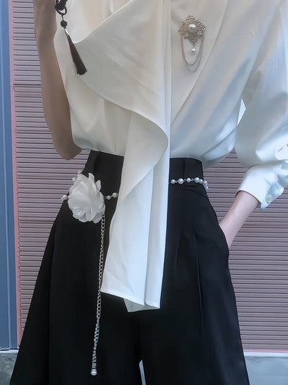 Broche perlée blanche avec détails à la taille et chaîne florale