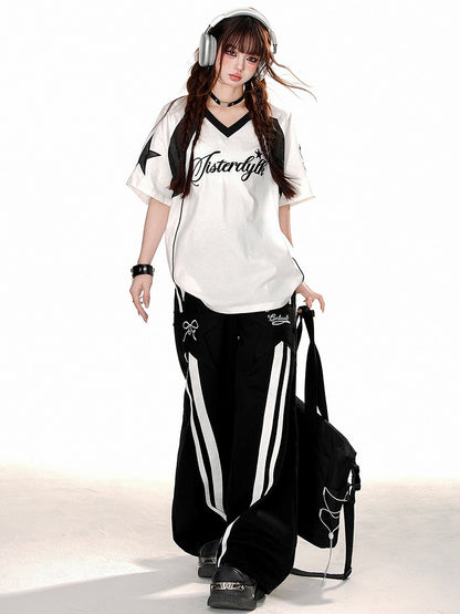 Schwarz/weißes Sporttop mit V-Ausschnitt und kurzen Ärmeln