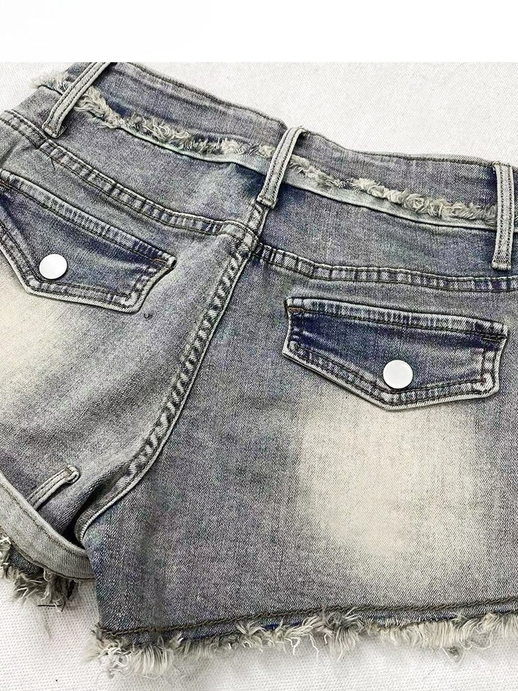 Design – Raw Bittersweet – Shorts mit Used-Look-Saum in Blau