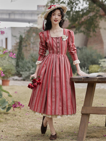 Rotes Vintage-Kleid mit Streifenmuster und Spitzenbesatz und quadratischem Ausschnitt