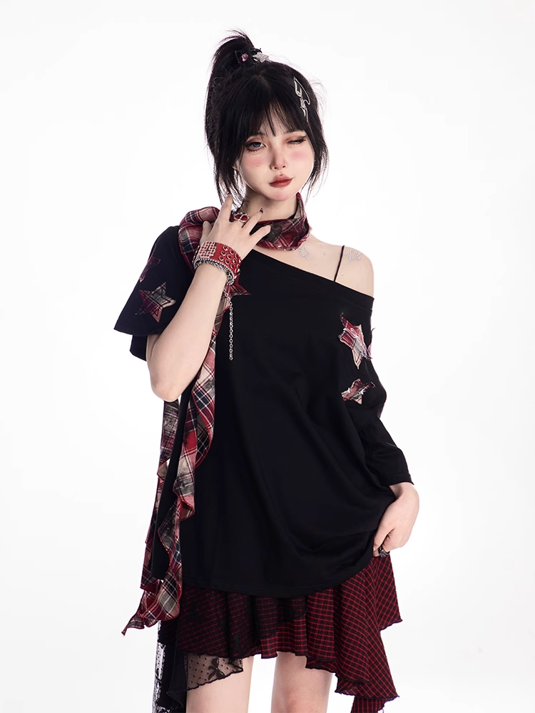 レッドチェック柄スターアップリケ付きブラックアシンメトリーネックラインTシャツ