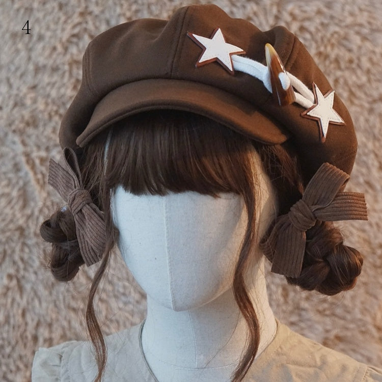 茶色のベレー帽、装飾ボタン付き帽子