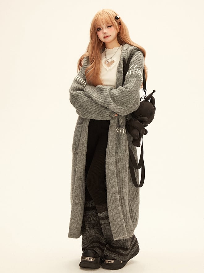 グレーのロングフードカーディガン