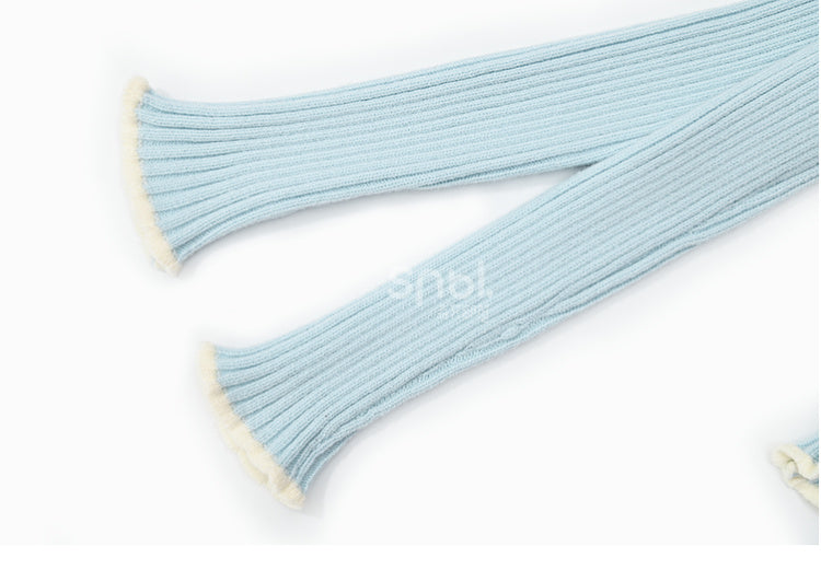 Blaues, schmal geschnittenes Strickoberteil mit Rundhalsausschnitt und Schleifendetails