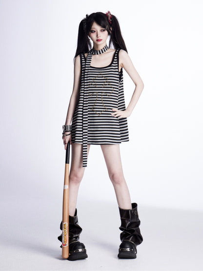 mit kostenlosem schwarz-grauem Streifen-Tanktop mit Kreuz und Nieten im Vintage-Stil