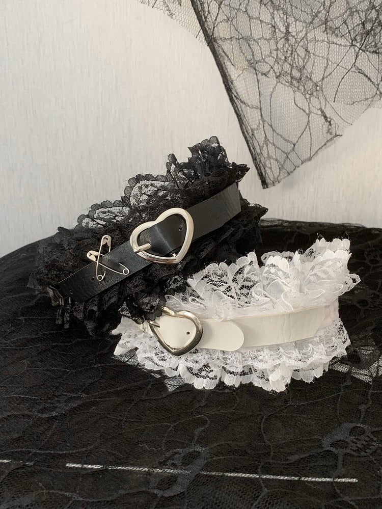 Verziertes Herz Schwarz/Weiß Dornschließe KC Ruffled