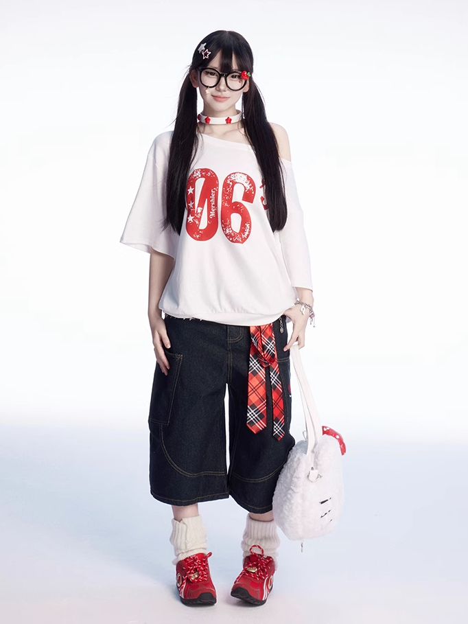 Weißes T-Shirt mit asymmetrischem Ausschnitt und Vintage-Zahlendruck