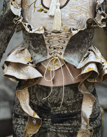 Staubgrüne Jacke mit kaskadierendem Rüschenbesatz und Schlangenleder-Narbung