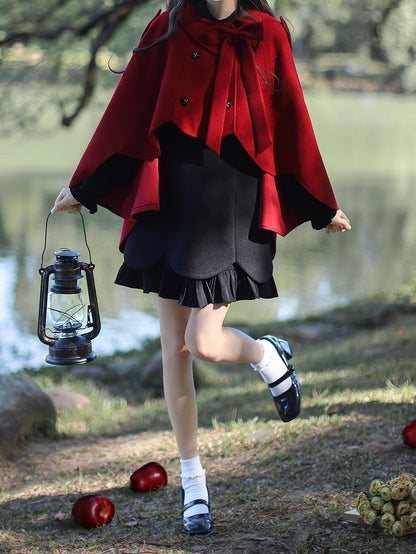 Schwarzes zweiteiliges Kleid mit Plisseebesatz und künstlichen Wellenkanten