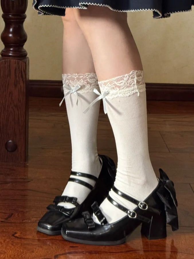 Elegante quadratische Absätze mit doppelter Schleife und PU-Zehenpartie, hohe schwarze Akzente, Lolita-Schnallen
