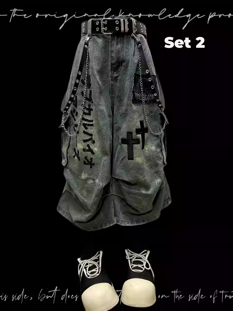 Leichte, weit geschnittene Jeans mit Applikationen im Punk-Stil in Blau mit Used-Look