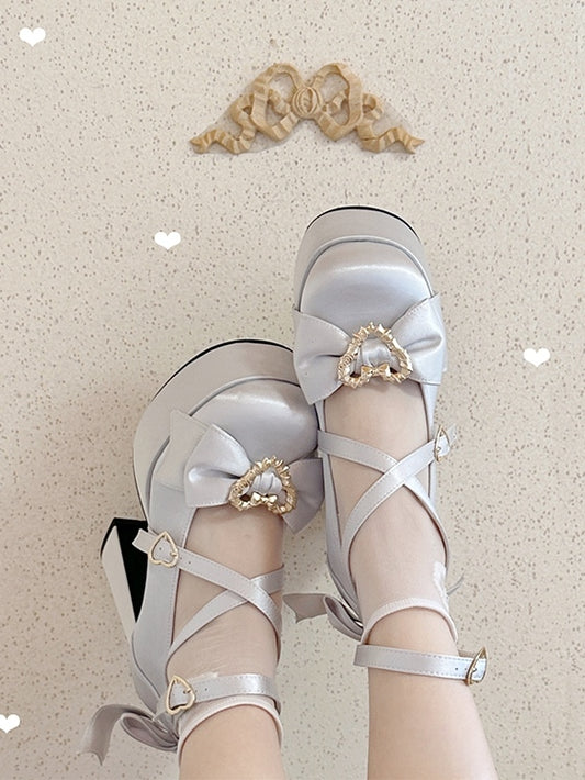 Staubige Riemen, herzverzierte, hohe, blaue Crisscross-Heels mit süßem Schleifenblock – Lolita-Oberteil