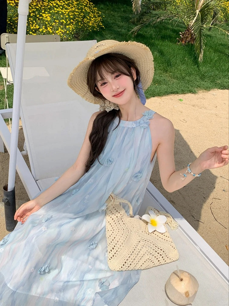 Blaues Neckholder-Kleid aus Chiffon mit floralen Akzenten