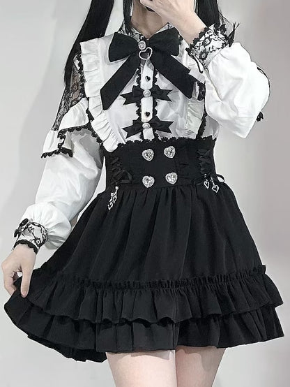 ホワイトトリムのジライラインストーンディテール、ケイの蝶結びとブラウス、ビーズフリルで飾られた