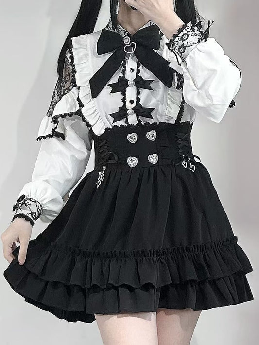 ホワイトトリムのジライラインストーンディテール、ケイの蝶結びとブラウス、ビーズフリルで飾られた