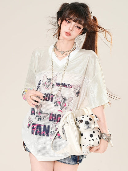 Vネックの猫柄デイリーカワイイプリントTシャツと文字ホワイト