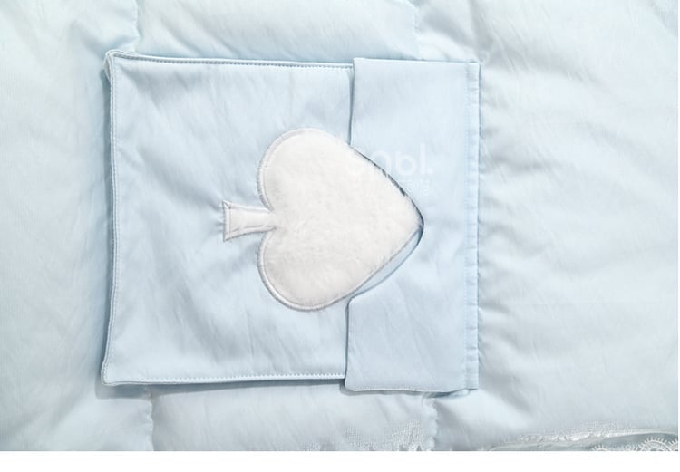 Blauer Daunenmantel mit Kapuze und Applikation