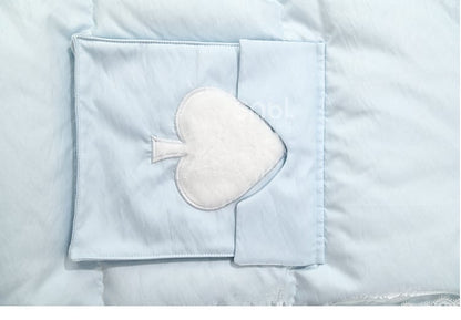 Blauer Daunenmantel mit Kapuze und Applikation