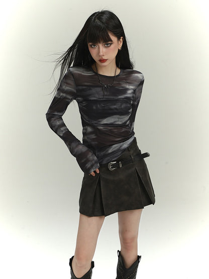 Schwarzes, eng anliegendes Top mit Rundhalsausschnitt und Batikmuster