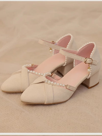 Beige Lolita-Sandalen mit Perlen und Wildlederdetails im Fersenbereich und abnehmbarer Spitze