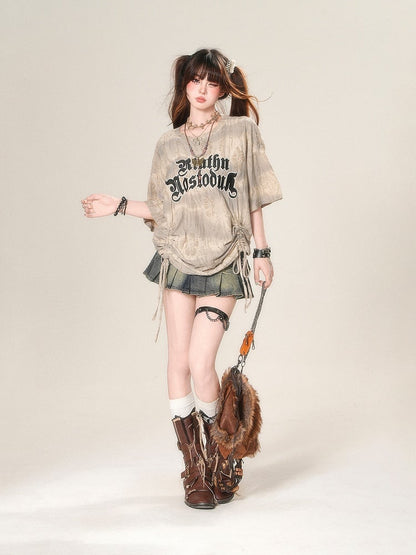 Lockeres T-Shirt mit apricotfarbenem Buchstabendruck und Kordelzug in der Taille und Löchern im Used-Look