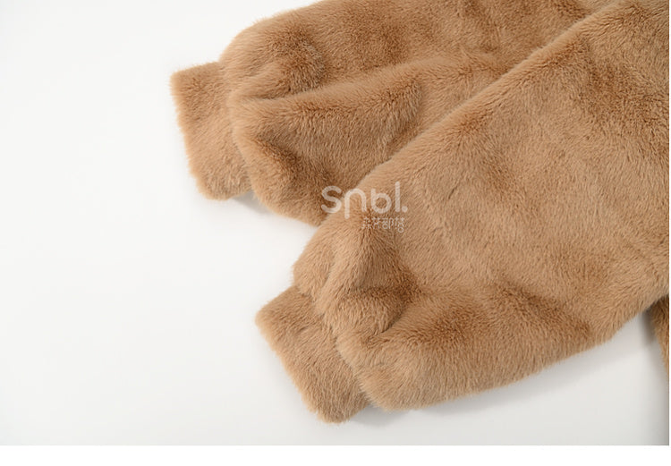 Niedlicher Capybara-verzierter brauner Plüsch-Kapuzenpullover