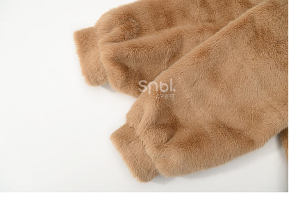 Niedlicher Capybara-verzierter brauner Plüsch-Kapuzenpullover