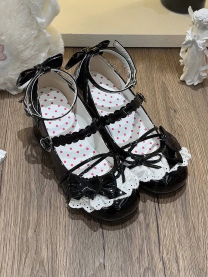Jane Lolita mit Spitzenbesatz und Fersenschnallen, mittelhoher Schleife, Mary Sweet Heels, schwarzes Oberteil – Herz