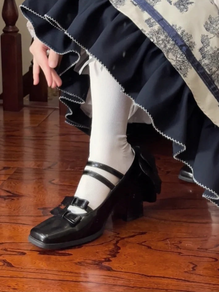Elegante quadratische Absätze mit doppelter Schleife und PU-Zehenpartie, hohe schwarze Akzente, Lolita-Schnallen