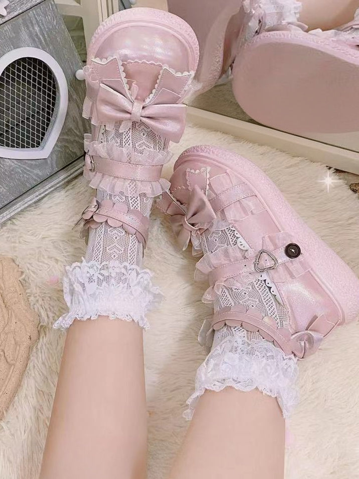 Schwarze Lolita-Wadensocken mit Rüschen und Spitzenbündchen und Herzmuster