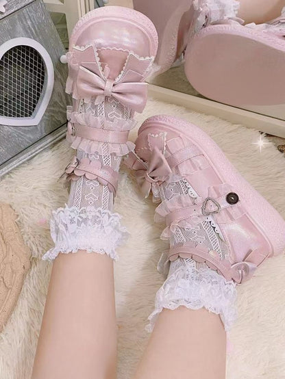 Schwarze Lolita-Wadensocken mit Rüschen und Spitzenbündchen und Herzmuster