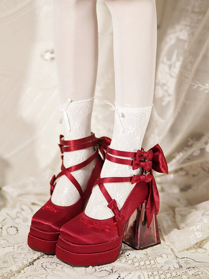 Rote Kamelienblüte mit hohem Blockabsatz, elegante Plateau-High-Heels