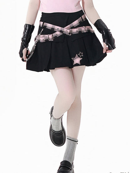 ピンクチェック柄バックルストラップ、スターアップリケ、ブラックボックスプリーツスカート