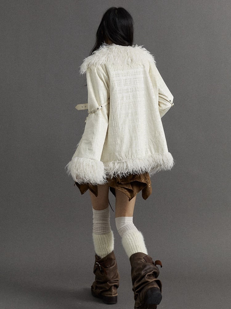 Milchweißer Punk-Wintermantel mit silbernen Schnallen und Nieten