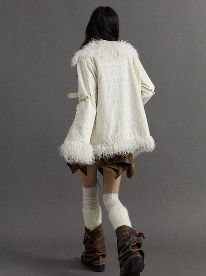 Milchweißer Punk-Wintermantel mit silbernen Schnallen und Nieten