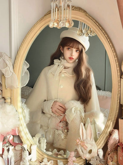 Umhang aus Kunstfleece, weiß, mit pelzbesetzten Schleifenakzenten, cremefarben