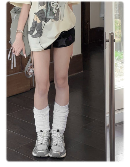 Schwarze Shorts mit niedrigem Bund und Graffiti-Print mit Sternnieten