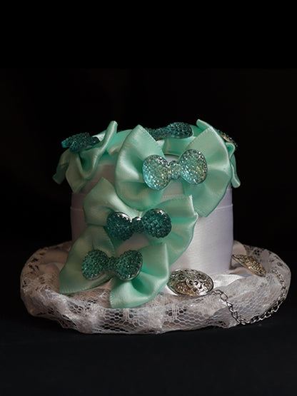 帽子の蝶結びで飾られたミニホワイトグリーン