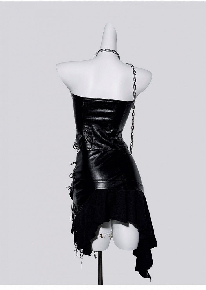 Punk-Rock mit schwarzem Ring und Kreuznieten und asymmetrischem Saum