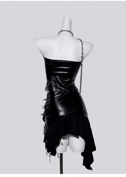 Punk-Rock mit schwarzem Ring und Kreuznieten und asymmetrischem Saum