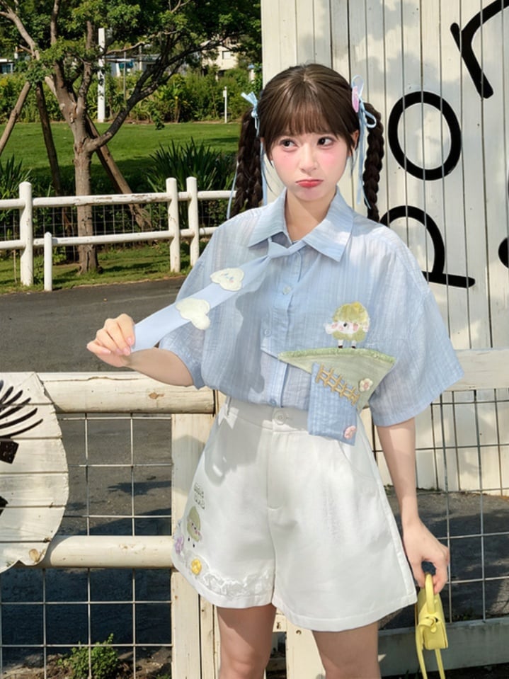 花柄レーストリムのホワイトショートパンツ、ラム刺繍のアクセント