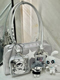 Hand mit abnehmbarer Ita-Haltertasche Silberkarte