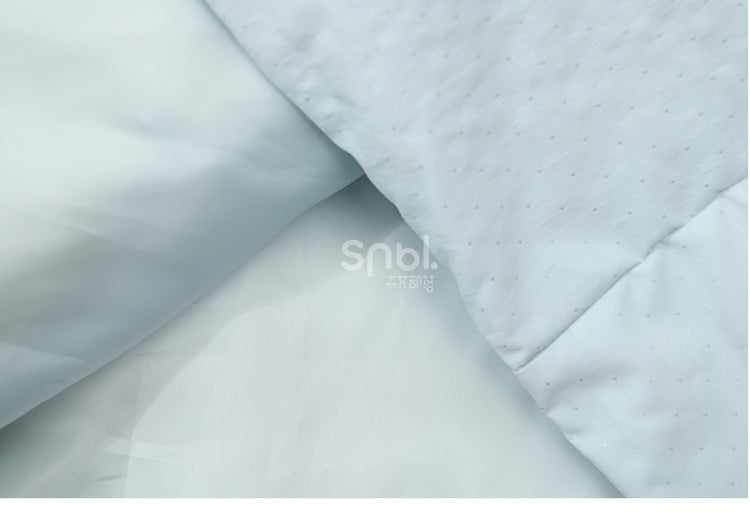 ブルーのキュートなラムアップリケの蝶結びディテールフード付きダウンコートロングバージョン