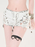 Niedrige, weiß/schwarze Jeansshorts mit unbearbeitetem Saum und Nieten