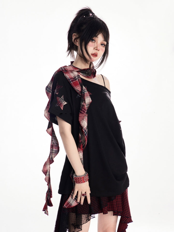 レッドチェック柄スターアップリケ付きブラックアシンメトリーネックラインTシャツ