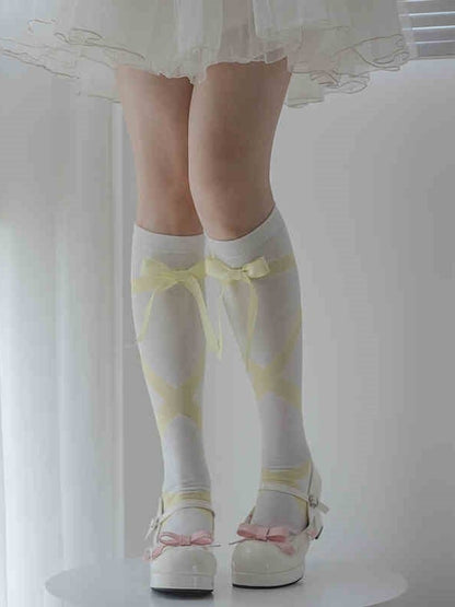 リボンプリントと蝶結びで飾られた膝丈ストッキング