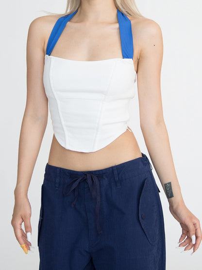 Weißes, ärmelloses Top mit abgerundetem Saum und blauen Trägern zum Selbstbinden